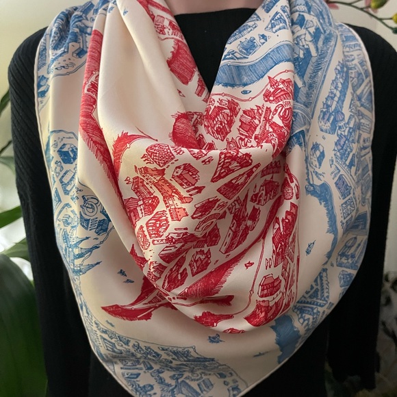 Hermès La Cite’ Cavalie’re Silk Scarf. - Picture 10 of 16